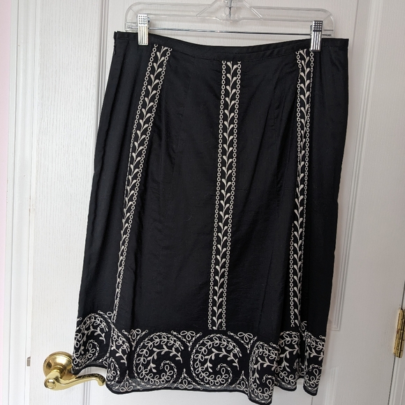 Ann Taylor 10 black cotton skirt with embroidery - Picture 7 of 10